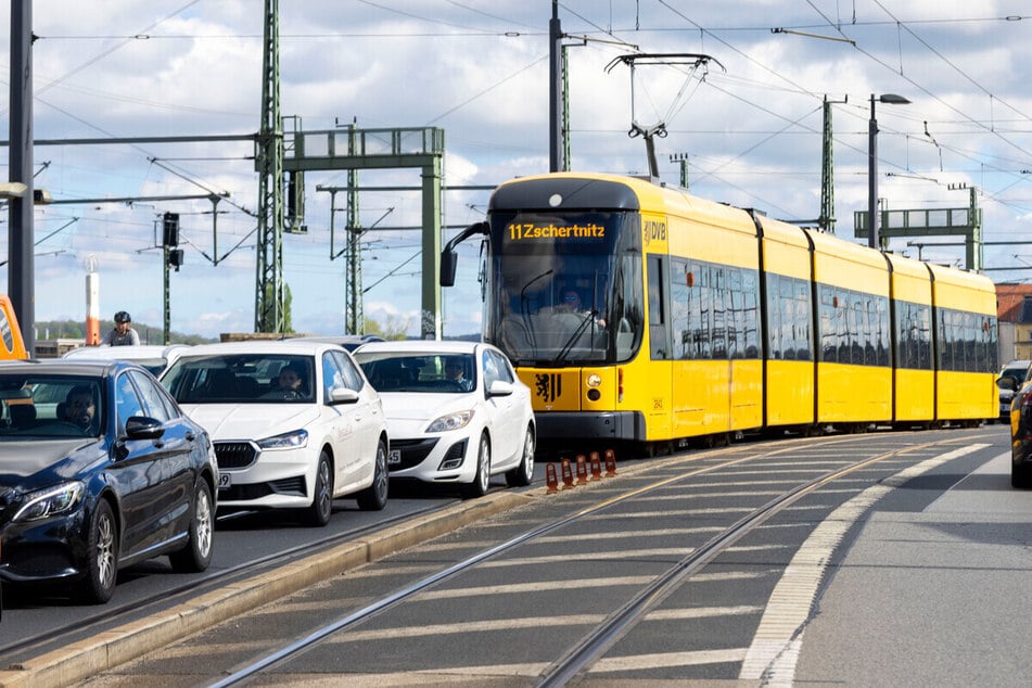 Kein seltener Anblick: Auf der Marienbrücke gerät der ÖPNV immer wieder in den Stau.