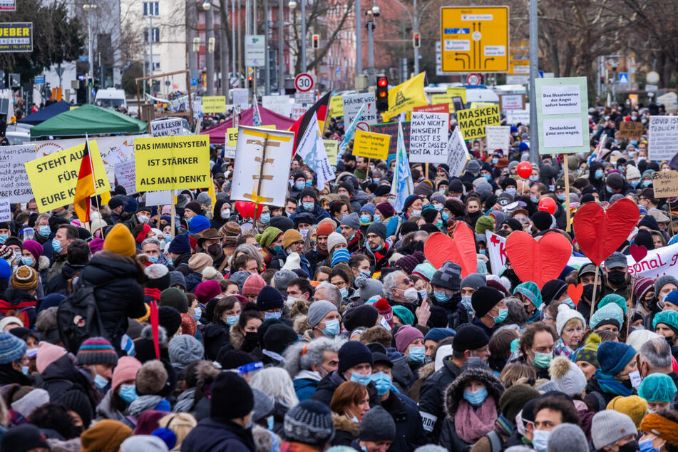 Bis zu 6000 Menschen demonstrieren in Freiburg gegen die Corona-Politik.