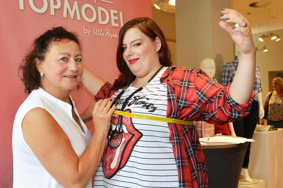 Verkäuferin Heike Böhme (53, l.) nimmt bei Jenny Hendricks (21) die Curvy-Model-Maße ab. 