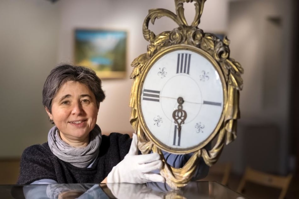 Museumsleiterin Anne-Sophie Berner (52) mit einer Kanzeluhr aus einer Lichtensteiner Kirche. Die Uhr wurde um 1780 gebaut.