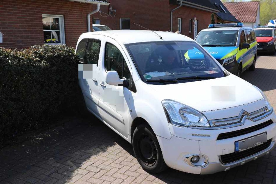 Das Auto kam in der Hecke des Nachbarn zum Stehen.