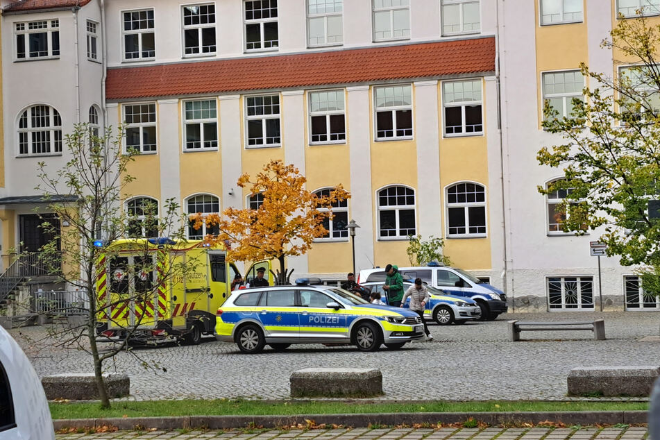 Polizei und Rettungsdienst stehen vor der Pulsnitzer Oberschule.
