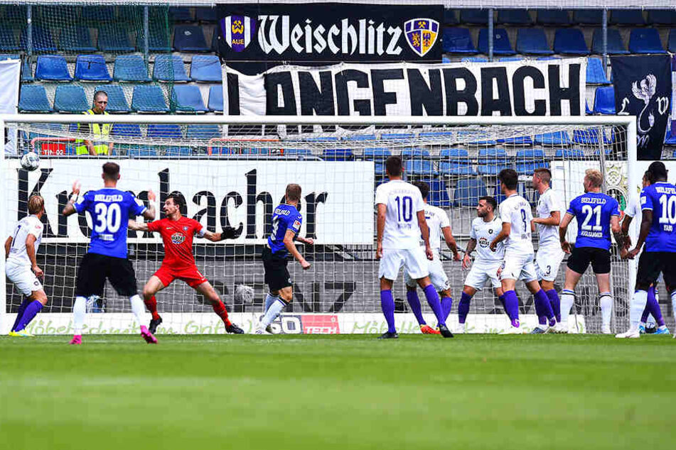 Beim Führungstreffer der Arminen fühlte sich niemand für Joakim Nilsson (M., Nummer 4) verantwortlich.