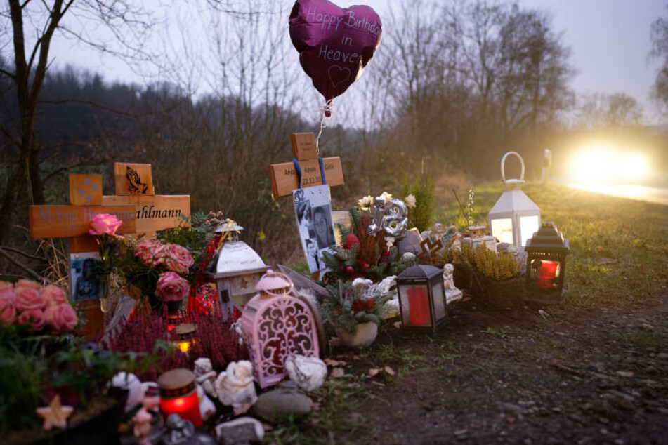 Kreuze und Grablichter stehen in der Nähe des Unfallortes. Hier starben im Dezember 2018 fünf Menschen.