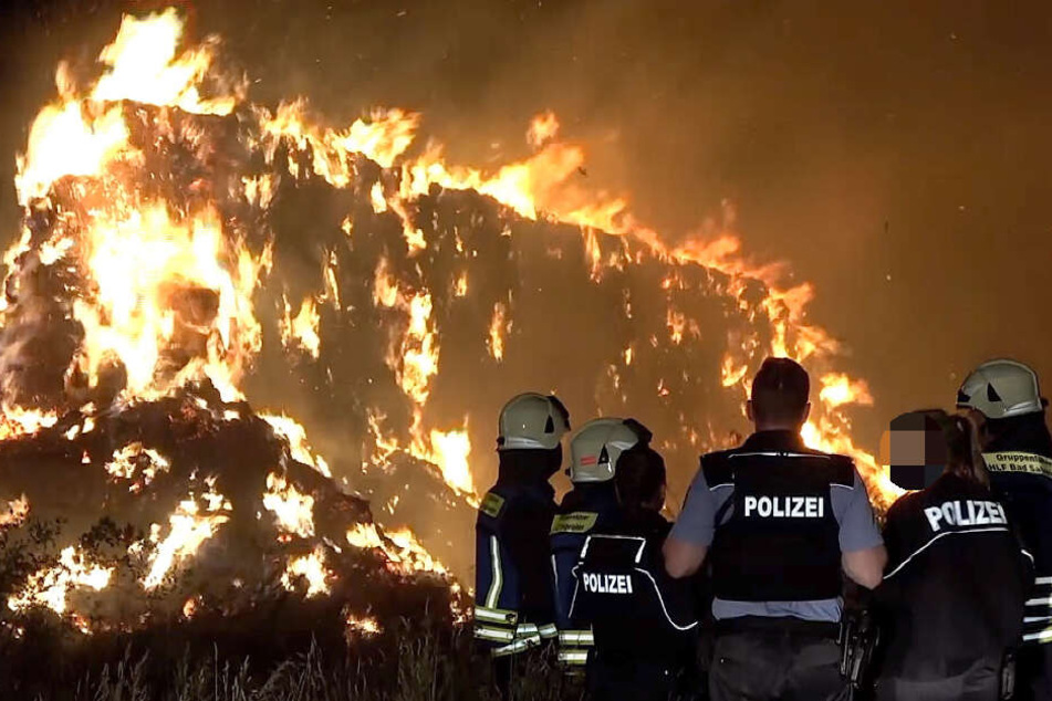 Mehrere Strohballen hatten Feuer gefangen.