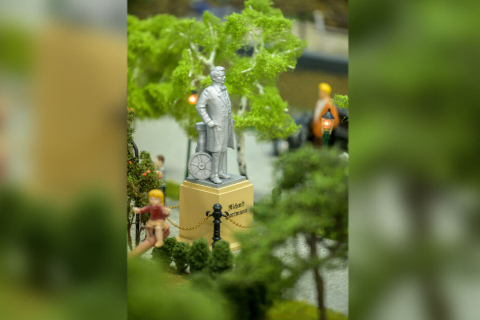 Die Statue des "Eisenbahn-Königs" Richard Hartmann († 69) darf nicht fehlen.