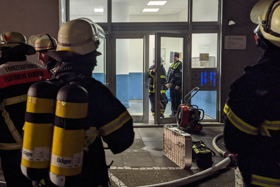 Feuerwehrleute sind wegen Rauchentwicklung erneut in Altona im Einsatz.
