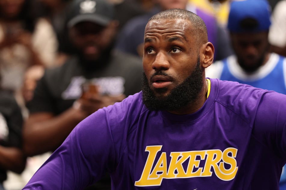 LeBron James agrees to stay with the Lakers – for now