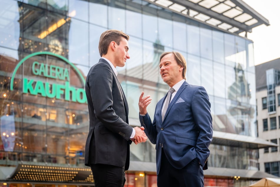 Konrad Krieger (22) und Andreas Uhlig (65) von der Krieger Gruppe suchen am Markt nach neuen Mietern für den Glaspalast.