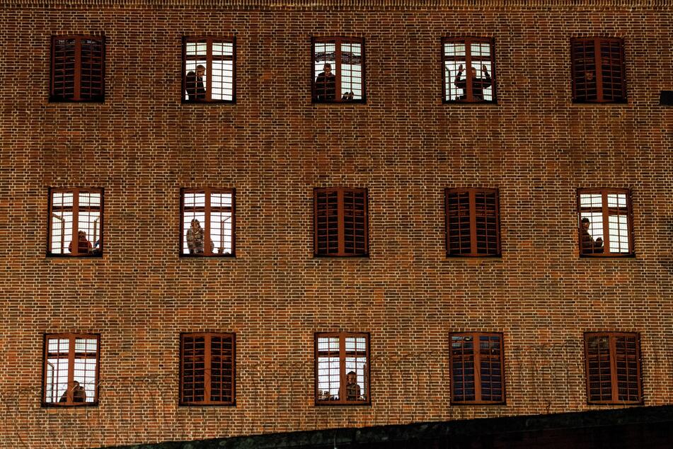 Insassen der Untersuchungshaftanstalt Hamburg schauen aus ihren Zellenfenstern. (Archivbild)