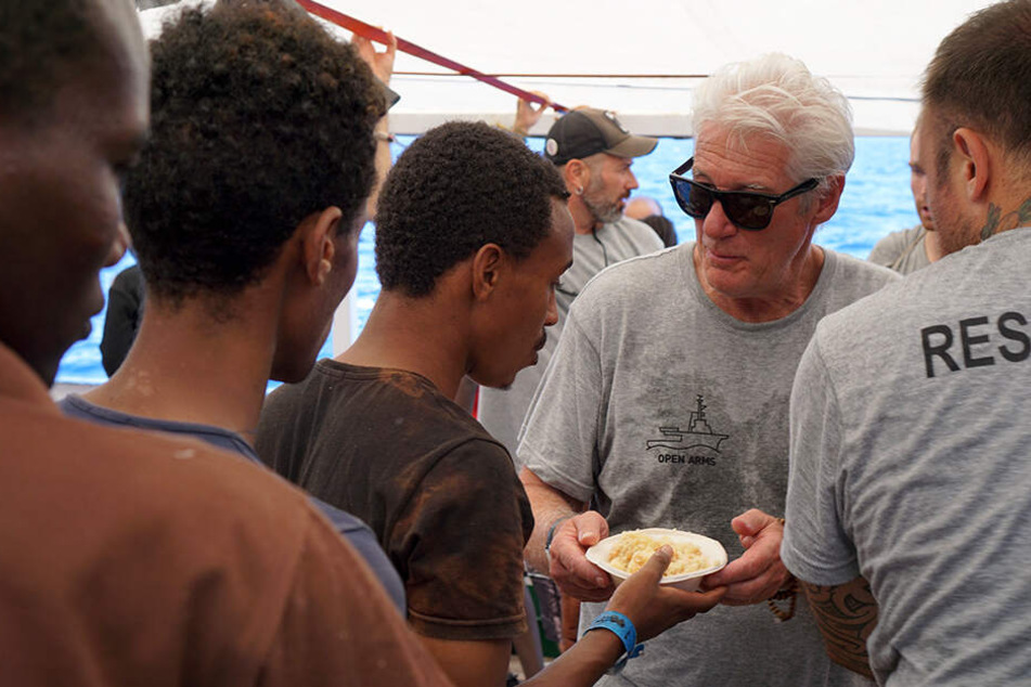 Die Crew der "Open Arms" unterstützte der Schauspieler auch bei der Verteilung von Essen auf dem Schiff.