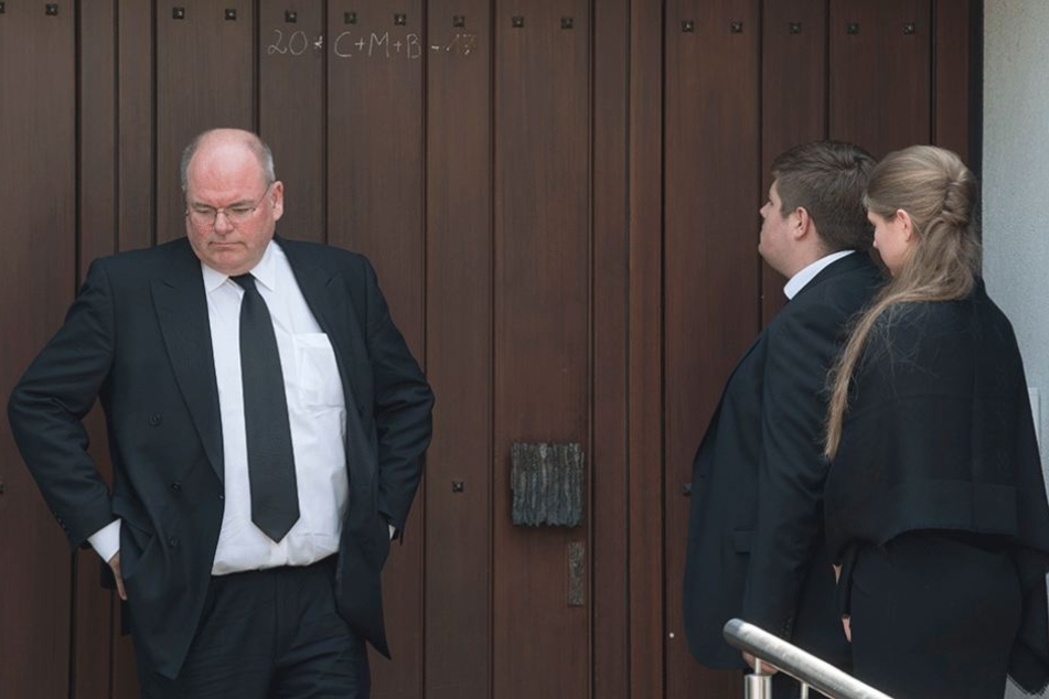 Walter Kohl (li.) kritisiert die Pläne zur Beisetzung und der Trauerzeremonie für seinen Vater heftig.