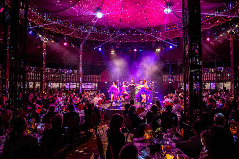 Im weltgrößten Spiegelzelt zelebriert das Leipziger Krystallpalast-Varieté derzeit das Pariser Nachtleben anno 1889. Rund 500 Dinner-Gäste passen auf zwei Etagen ins Chapiteau. Foto: Ralf Seegers