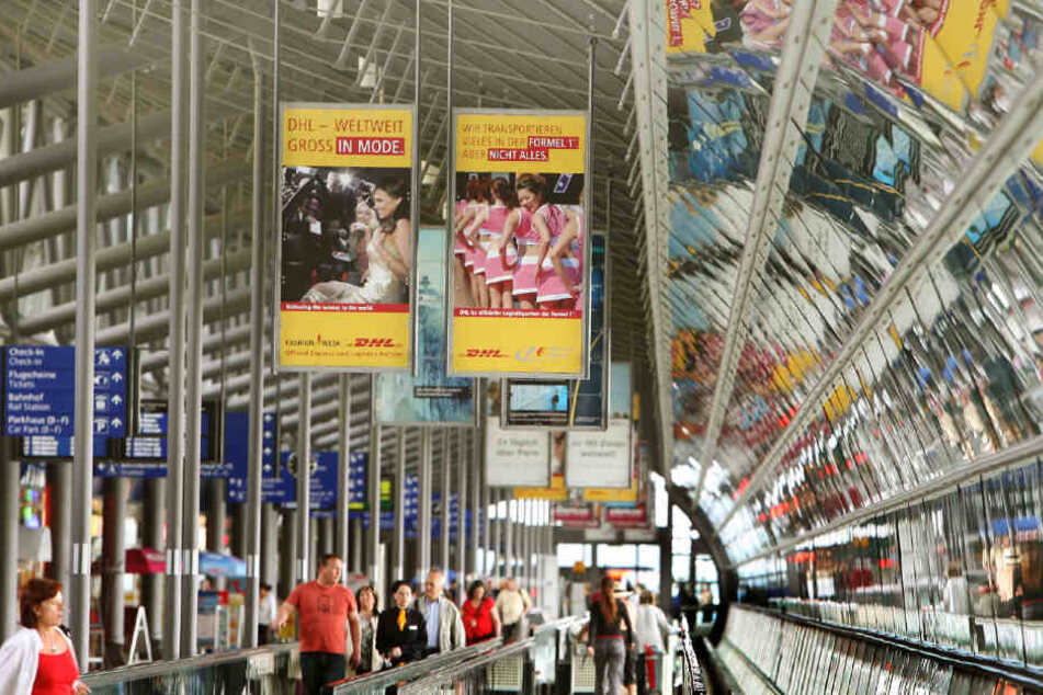 Aufregung am Montagmorgen: Eine Bandansage forderte die Passagiere im Check-In-Bereich des Flughafens Leipzig/Halle auf, den Flughafen zu verlassen.