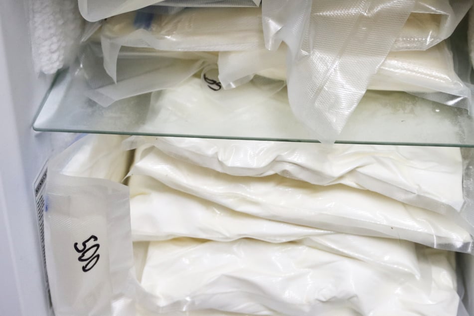 Das Foto zeigt von der Polizei sichergestelltes Amphetamin, das in einem Kühlschrank gelagert wird.