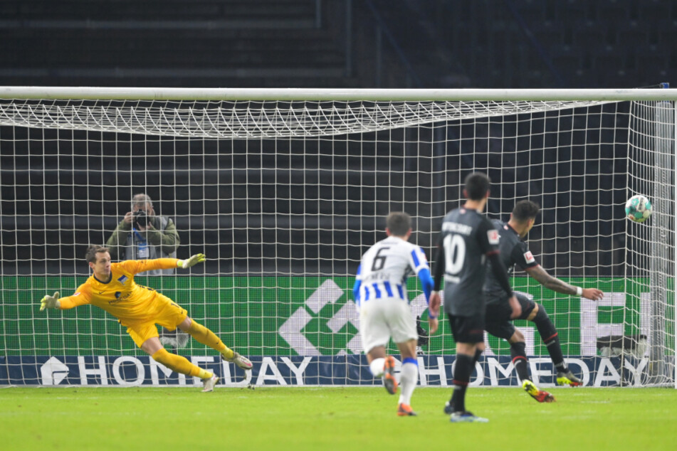 Der Ex-Herthaner Davie Selke (r.) brachte Werder Bremen mit diesem Elfmeter mit 1:0 in Führung.