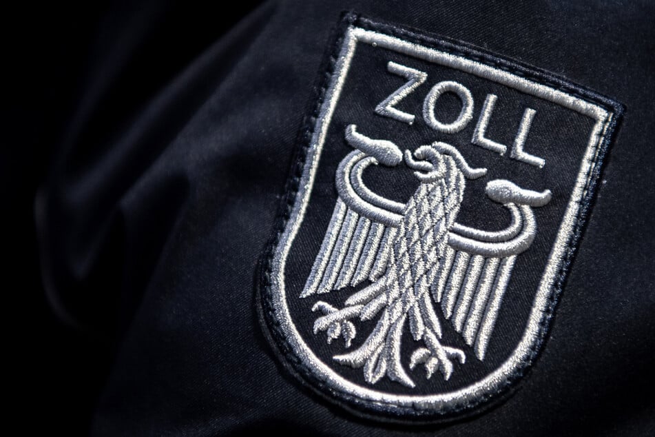 Der Mann ist den Kölner Zollbeamten bei einer Kontrolle am Fernreisebahnhof des Flughafens aufgefallen. (Symbolbild)