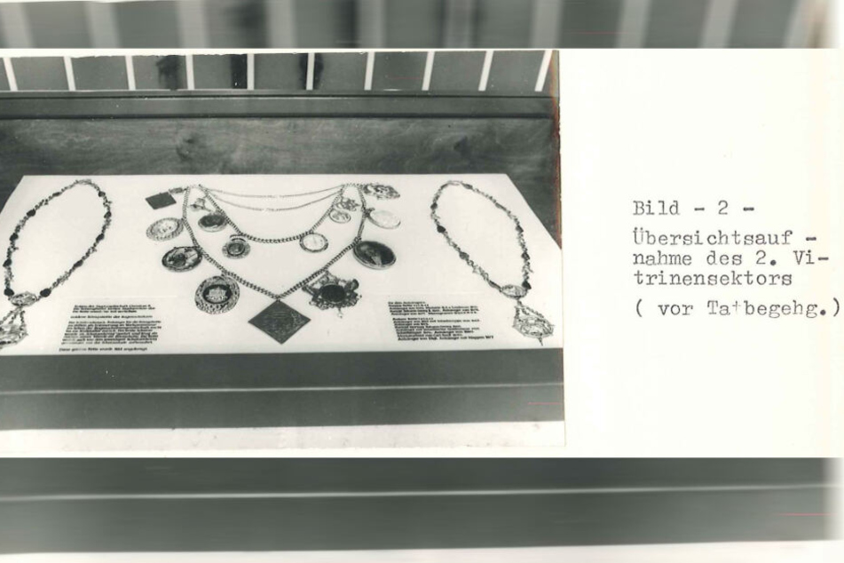 So sah die Vitrine vor dem Bruch 1977 aus.
