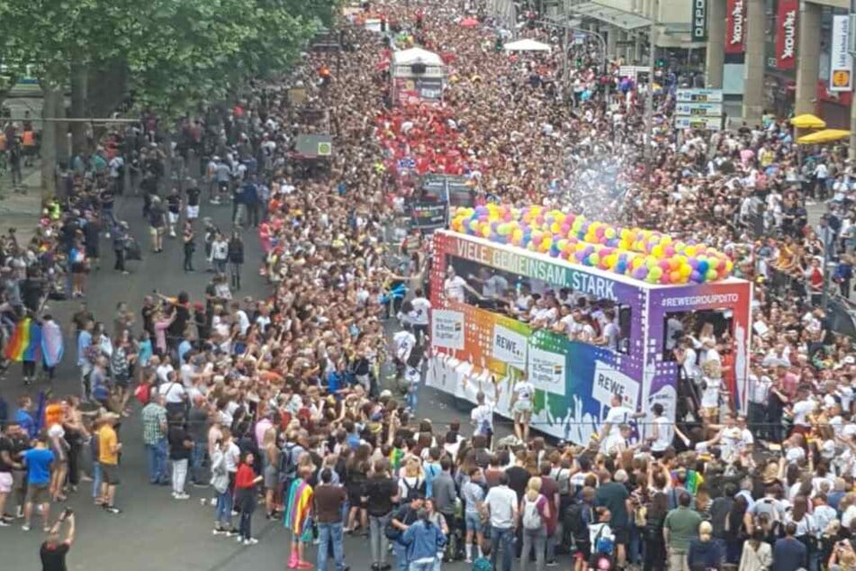 Die CSD-Parade am Kölner Neumarkt.