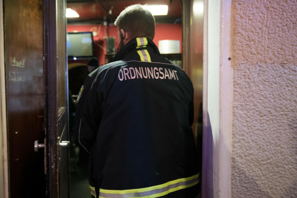 Mitarbeiter des Ordnungsamts sollen länger arbeiten. (Symbolbild)