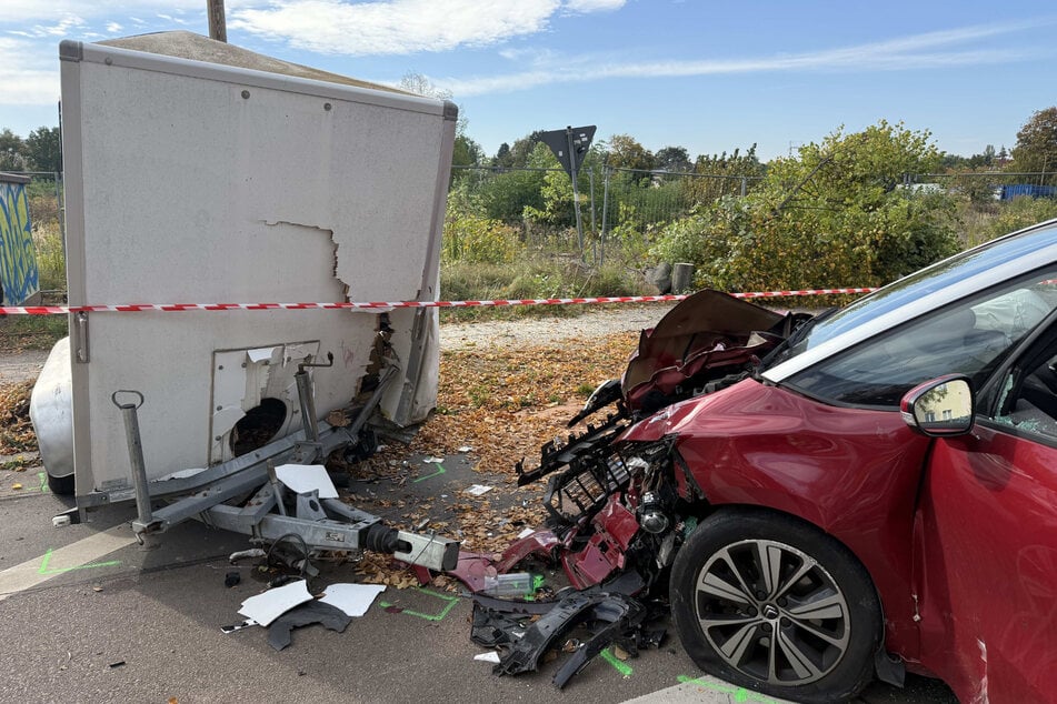 Sowohl Auto als auch Anhänger und Baum wurden im Zuge des Unfalls zerstört.