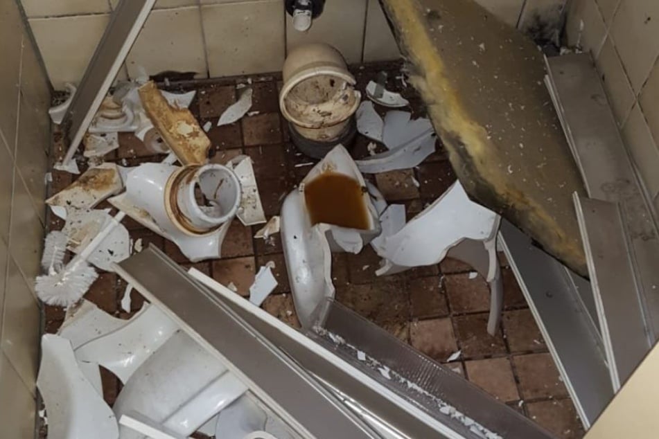 Der Polen-Böller sorgte für ein Bild der Zerstörung in der Schultoilette.