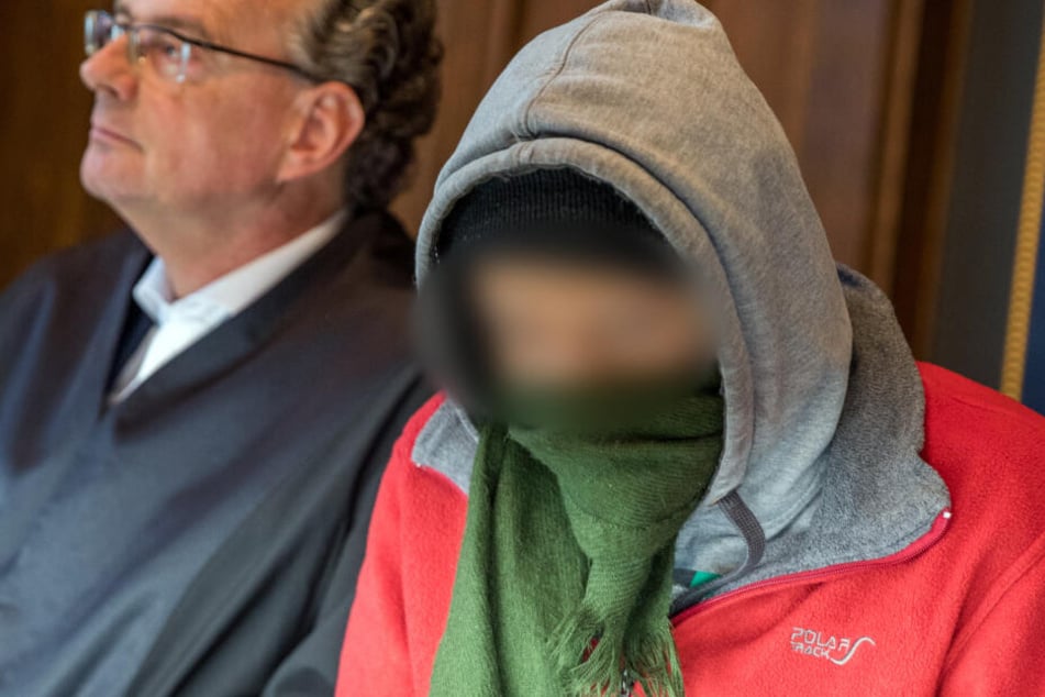 Der Angeklagte (rechts) sitzt im Landgericht neben seinem Anwalt Matthias Macht.