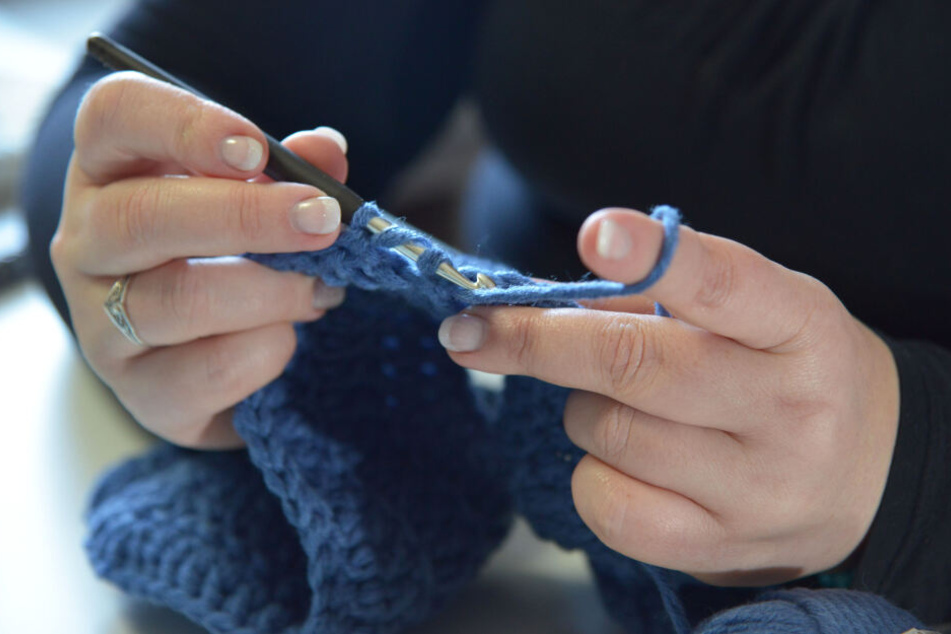 Selbstgemachte Mode liegt im Trend. Wer die Technik einmal beherrscht, kann jedes Kleidungsstück in beliebiger Größe häkeln.