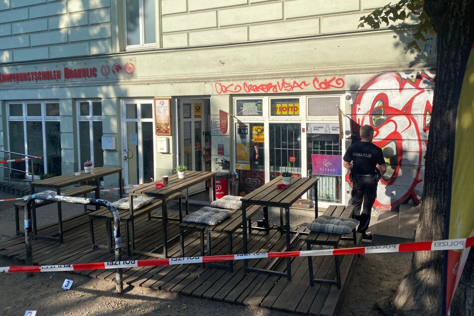 Kriminalbeamte ermitteln nach den Schüssen auf den Späti in Potsdam-West.