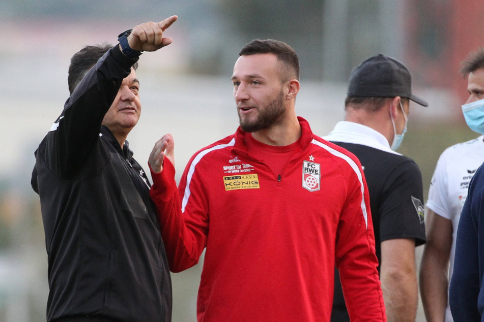 Das Viertelfinale im Blick: RWE-Coach Goran Miscevic (58) und Spieler Artur Mergel stehen nach einem deutlichen 3:0 im Viertelfinale des Thüringer Landespokals.