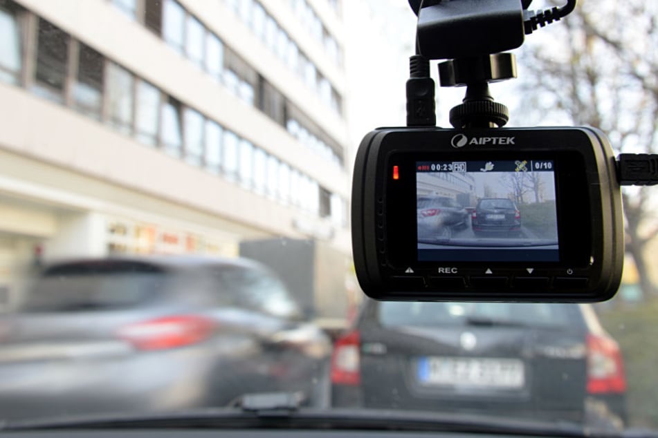 Filmen bei zahlreichen Autofahrern mit: Dashcams.