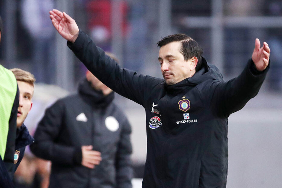 Die vierte Niederlage in Folge geht auch an Aue-Coach Daniel Meyer nicht spurlos vorbei.