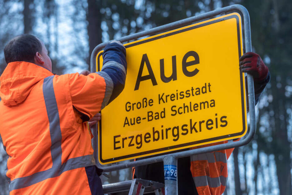 Neu gegen Alt: Hier wird eins von insgesamt 36 neuen Ortsschildern in Aue-Bad Schlema montiert.