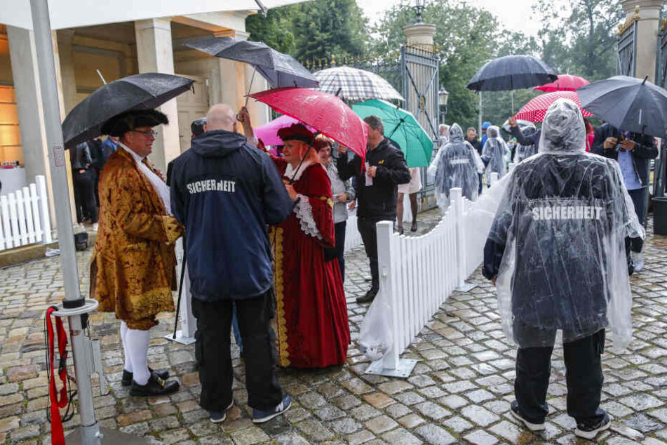 Mit Schirmen und Capes ausgerüstet, überstanden sowohl Gäste als auch Personal kurze Regenschauer.