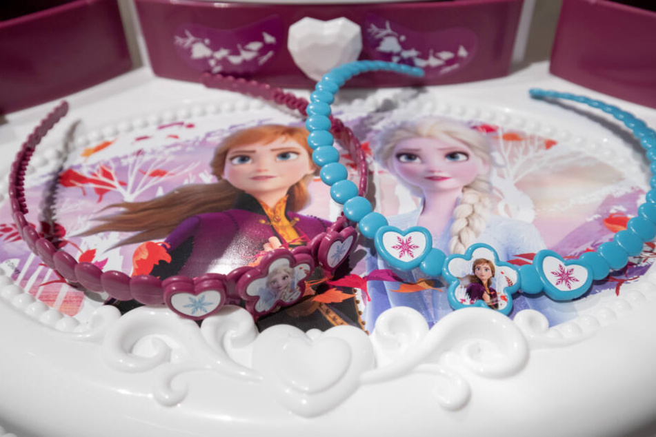 Die Schwestern Elsa (r) und Anna, Figuren aus dem Disney-Film "Die Eiskönigin 2" (Originaltitel "Frozen"), zieren die Teile eines Spielzeug-Frisiersalons der Marke Smoby.