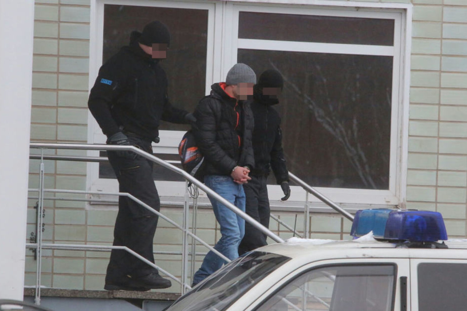 Die Polizei führt einen Gesuchten in der Strehlener Straße ab.