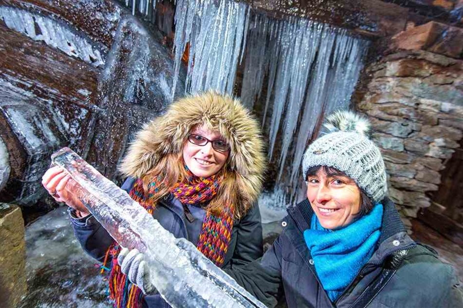 Besucherinnen Rita Freund (47) mit Tochter Lisa-Marie (26) staunen über faszinierende Eiswelten im Frohnauer Hammer, halten einen der "sibirischen Zähne".
