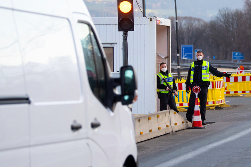 Bundespolizisten kontrollieren an der Autobahn 93 (A93) am Grenzübergang Kiefersfelden Reisende bei der Einreise von Österreich nach Deutschland.