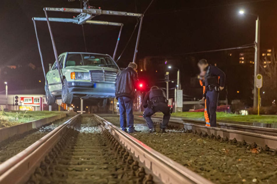 Am Neustadtplatz musste ein Mercedes aus den Gleisen geholt werden.