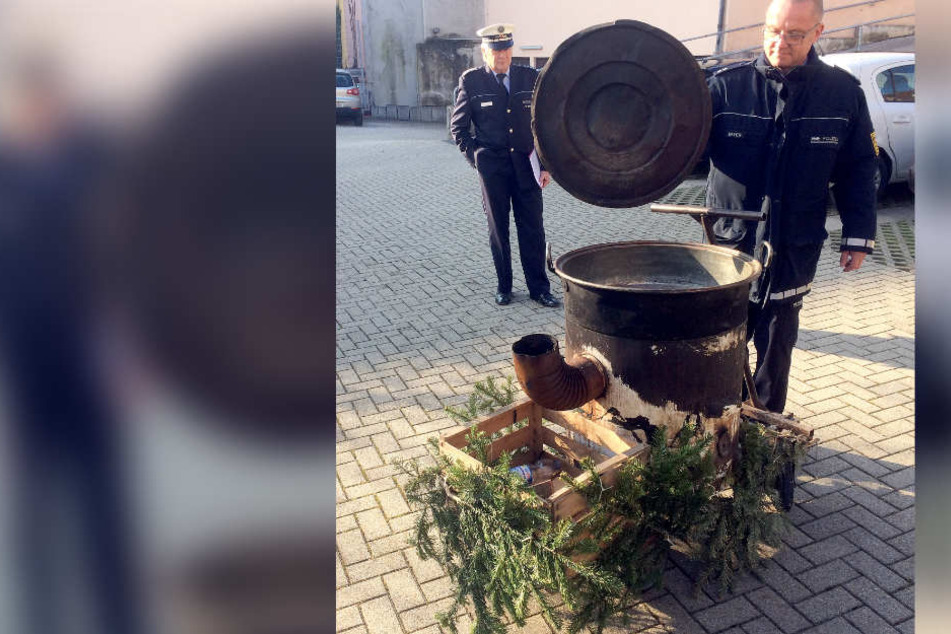 Polizisten zeigen am Tag nach dem Unglück den Kessel, in dem sich die 18-Jährige schwer verletzte.