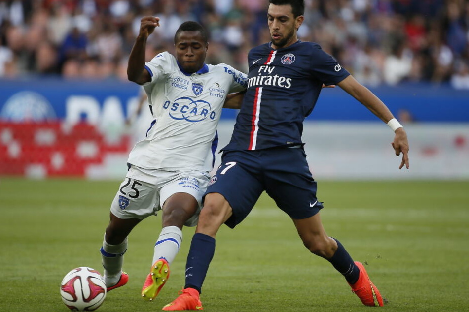 Hier noch im Dienst vom SC Bastia: Francois Kamano (l.) im Zweikampf mit Ex-PSG-Star Javier Pastore. Kamano spielt derzeit in Bordeaux.