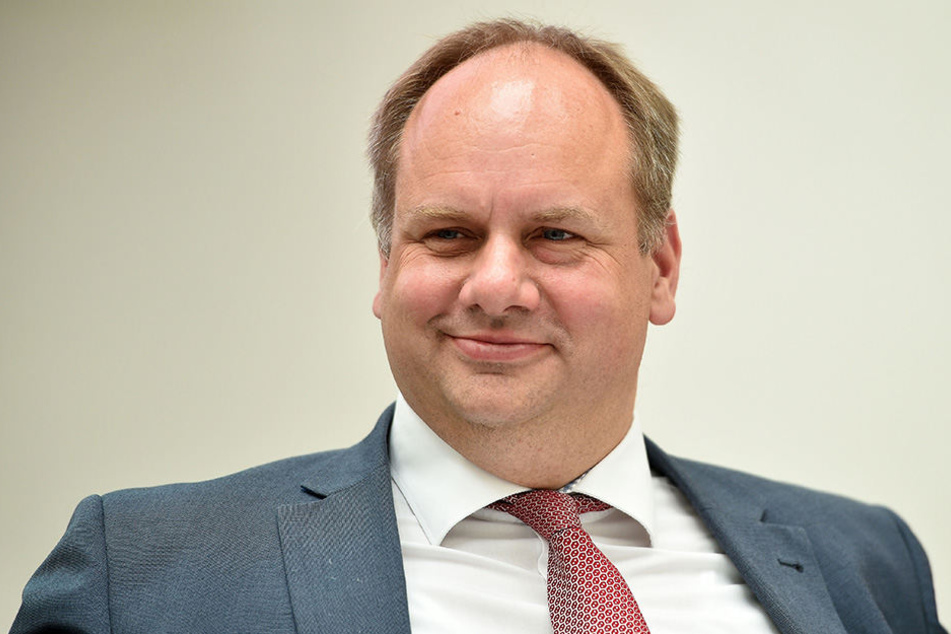 "Wir haben eine ordentliche Schippe obendrauf gelegt", sagt OB Dirk Hilbert (46, FDP).