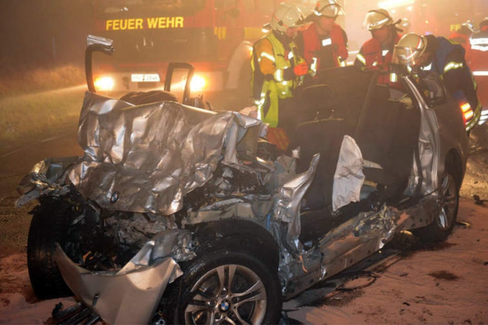 Sämtliche Autos waren nach dem Unfall nur noch Wracks.