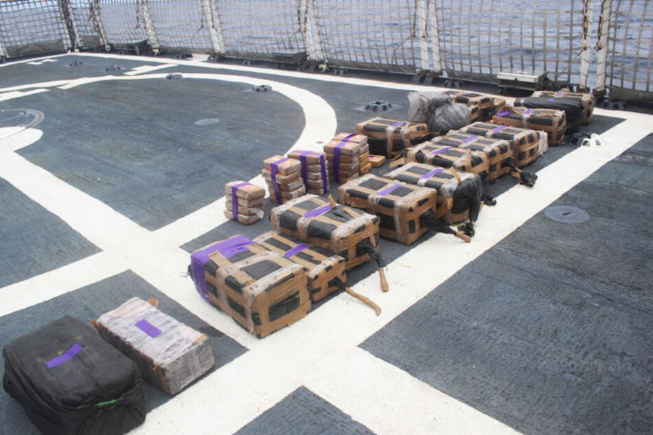 Sehr überschaubar: 500 Kilogramm Kokain wurden geborgen und lagen danach auf dem Schiff der Küstenwache.