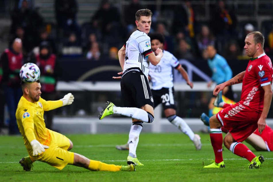 Ein Traumtor: Innenverteidiger Matthias Ginter (zweiter von links) zauberte den Ball per Hacke zum 1:0 für Deutschland ins weißrussische Tor.