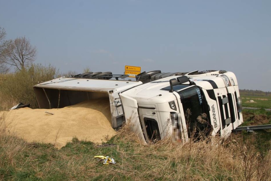 Der Lastwagen hatte mehrere Tonnen Getreide geladen.