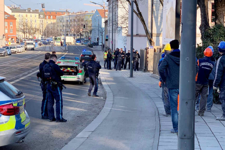 Die Polizei ist mit einem Großaufgebot im Stadtteil Au im Einsatz.