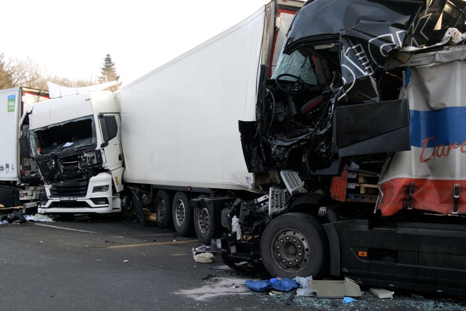 Im Rückstau kam es zu einem tödlichen Lastwagen-Unfall.