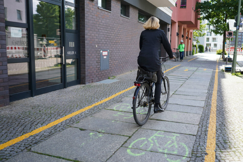 Blick auf einen provisorischen Radstreifen auf dem Gehweg in Bezirk Berlin-Mitte.