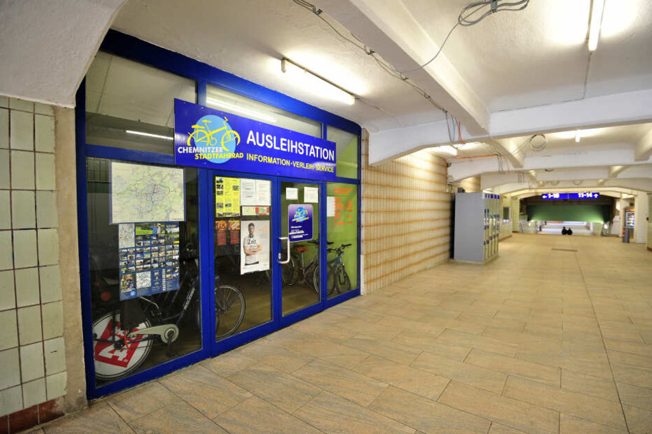 Ausleihstationen sind nicht zeitgemäß organisiert. Die am Hauptbahnhof war gestern schon 16 Uhr geschlossen - ohne Hinweis, warum.
